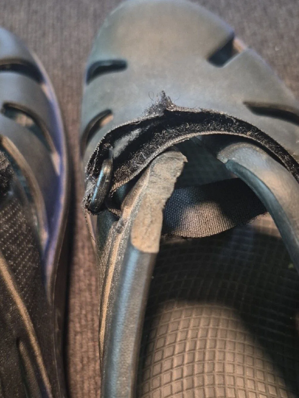 OOFOS Men's Black Sandal with Subtle Blue Sheen